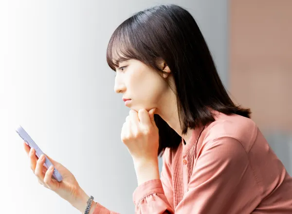 スマートフォンを見る女性